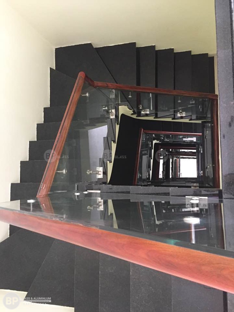 Cầu thang kính cường lực trụ thấp nhà anh Hậu Mậu Lương